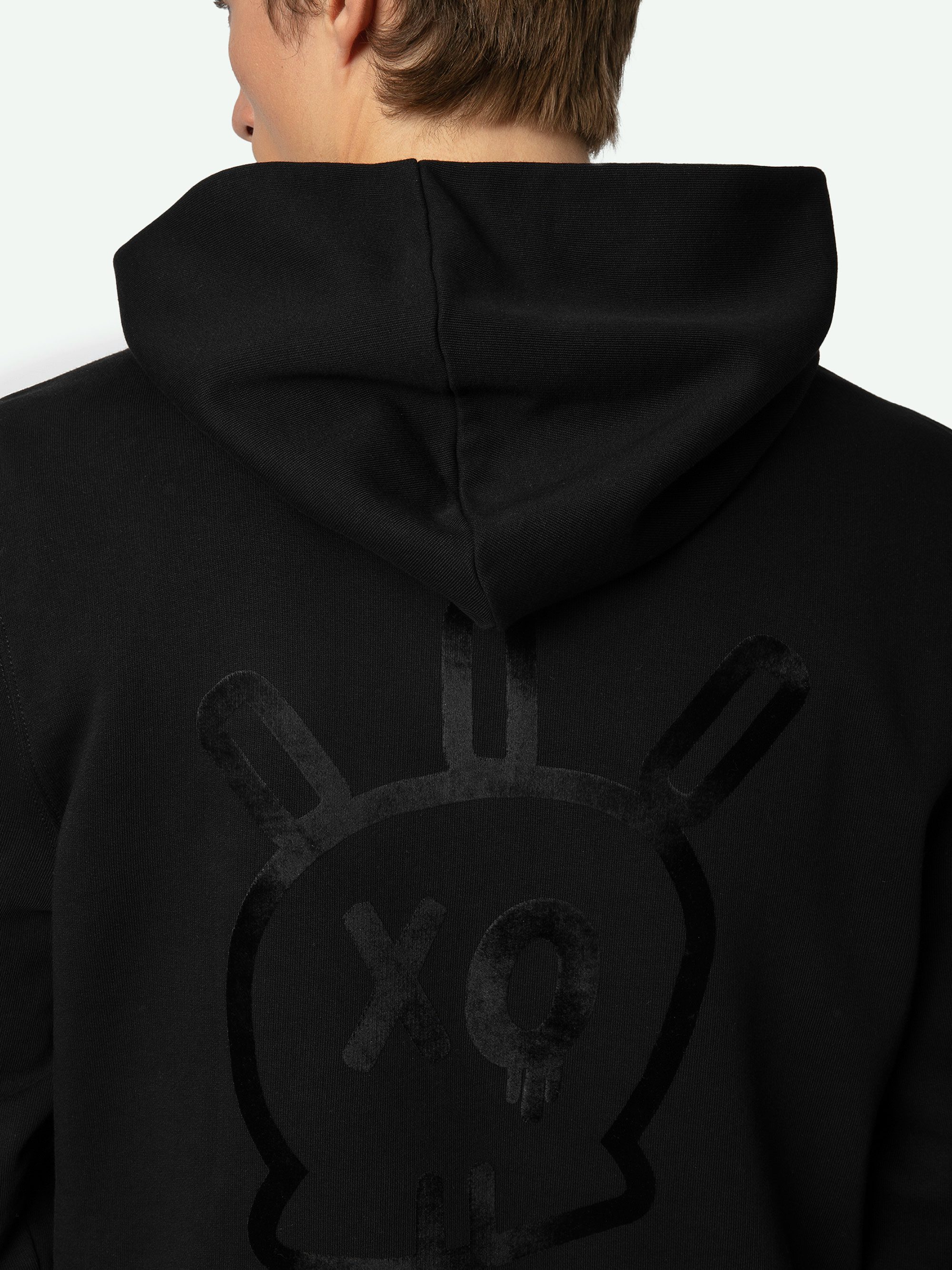 Sudadera Sanchi - Sudadera negra de algodón ecológico, de manga larga, con capucha, parche dorado en la parte delantera y estampado XO Skull en la espalda.